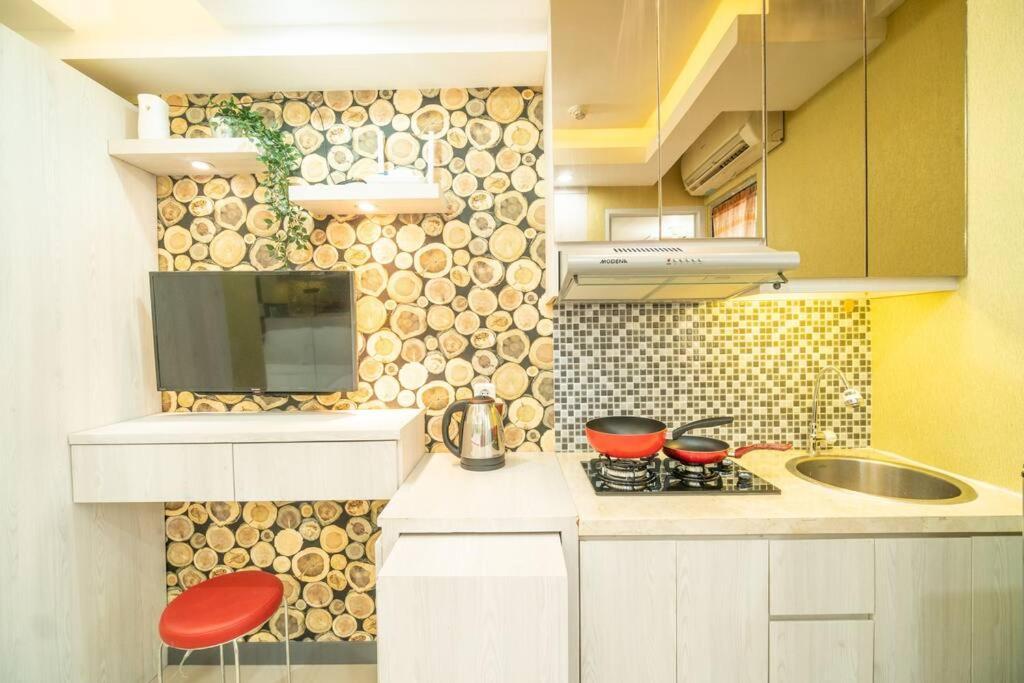 Twin Bed Bassura Netflix & Chill Apartment Jakarta